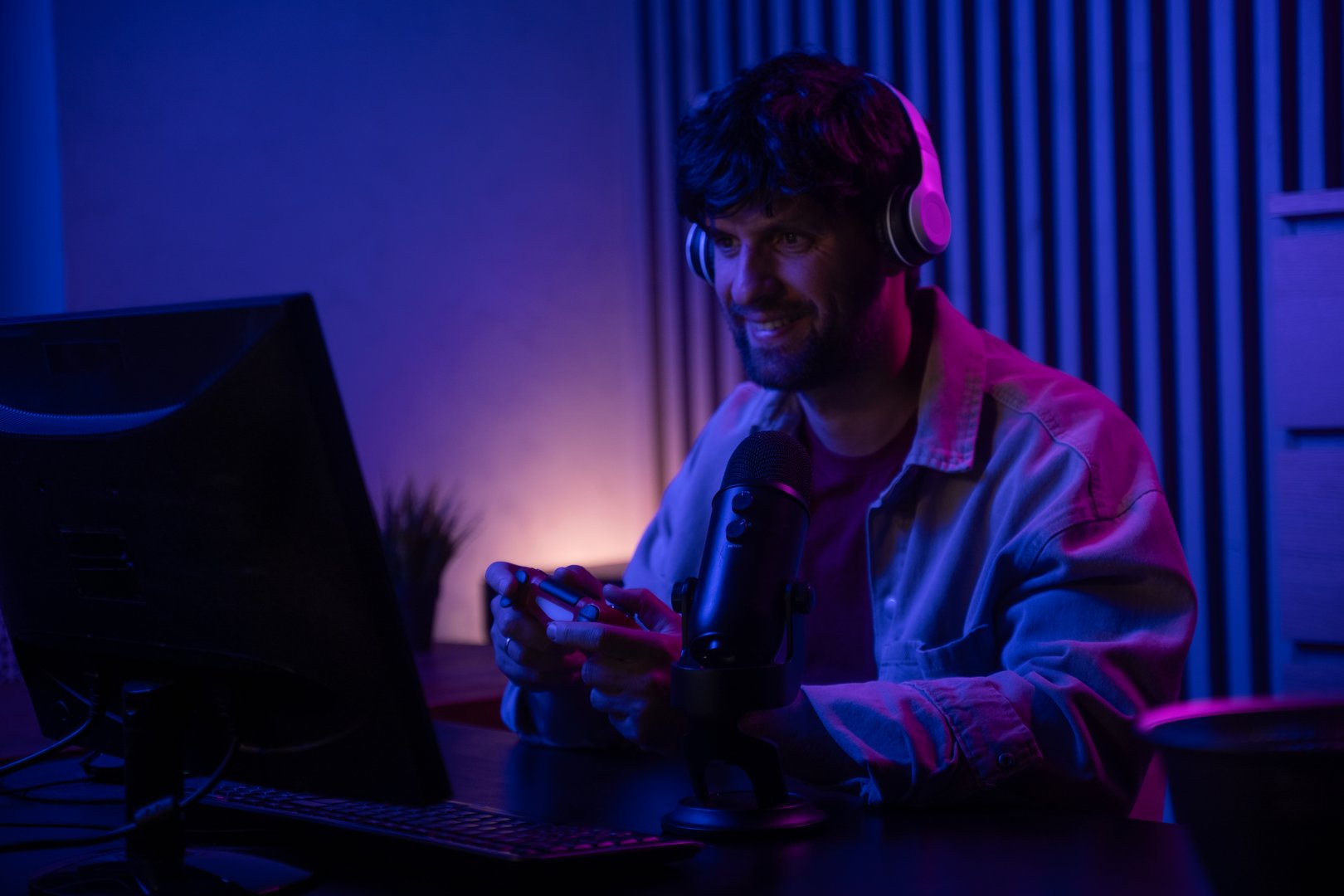 Gamers in streaming session