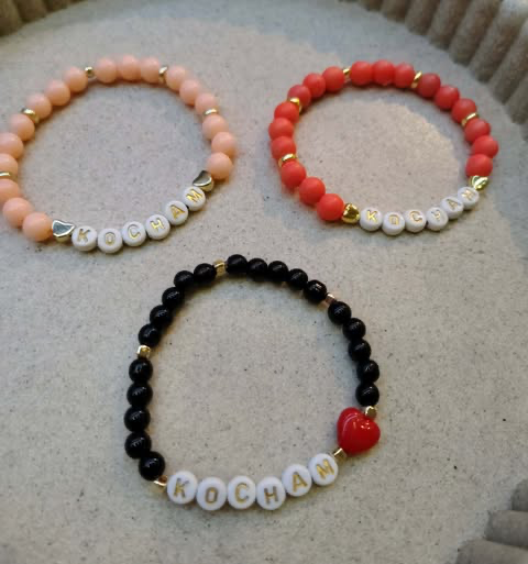 Bransoletki z napisem