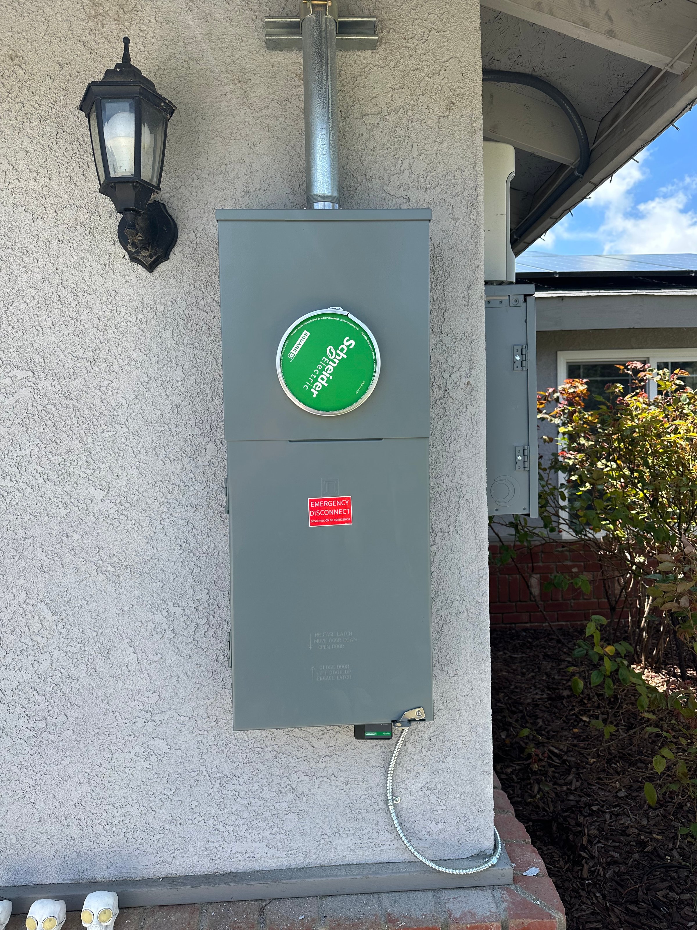 Hybrid solar system installation with grid connection in Ridgecrest