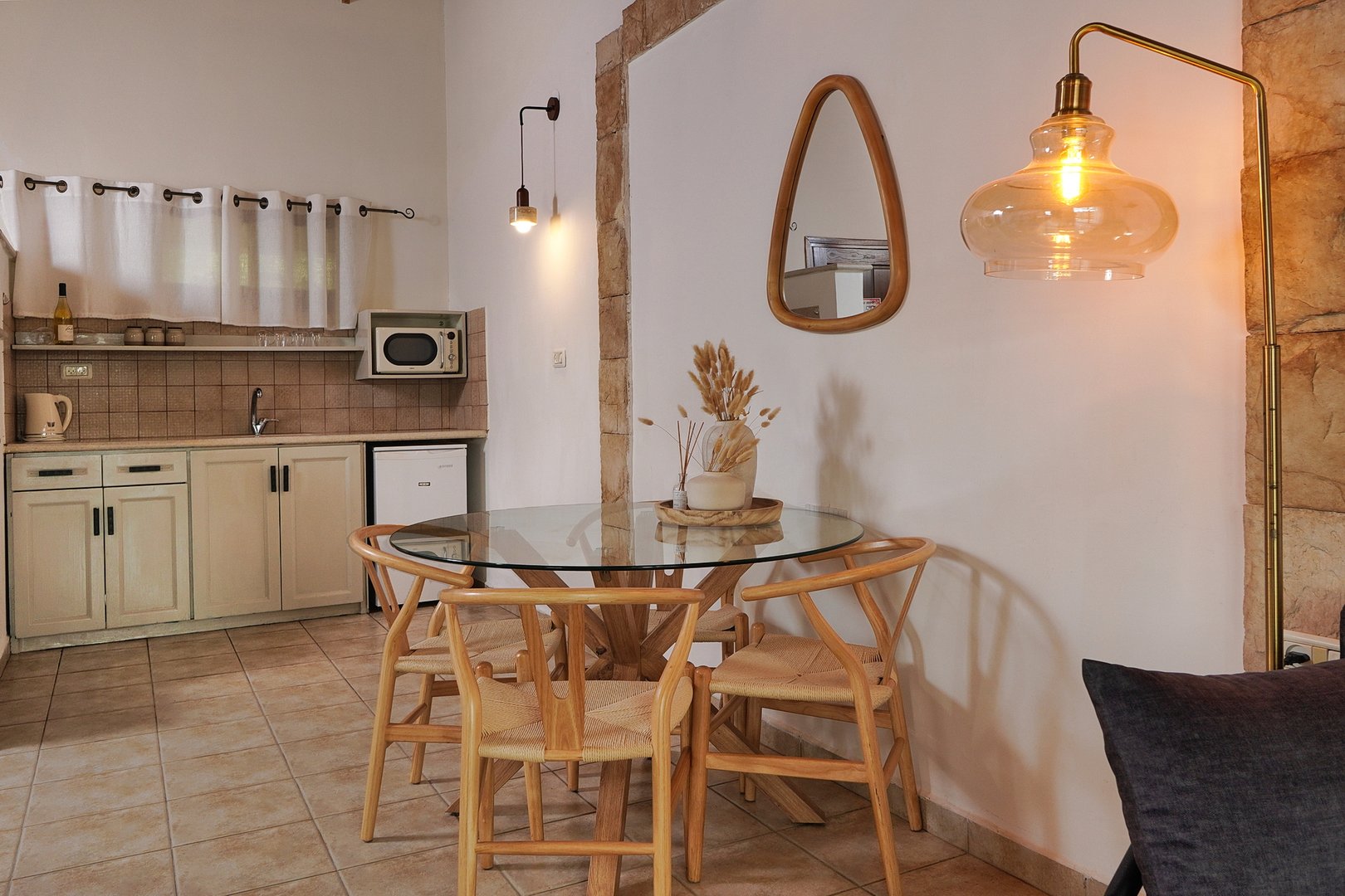 פינת ישיבה ואזור נוח במתחם