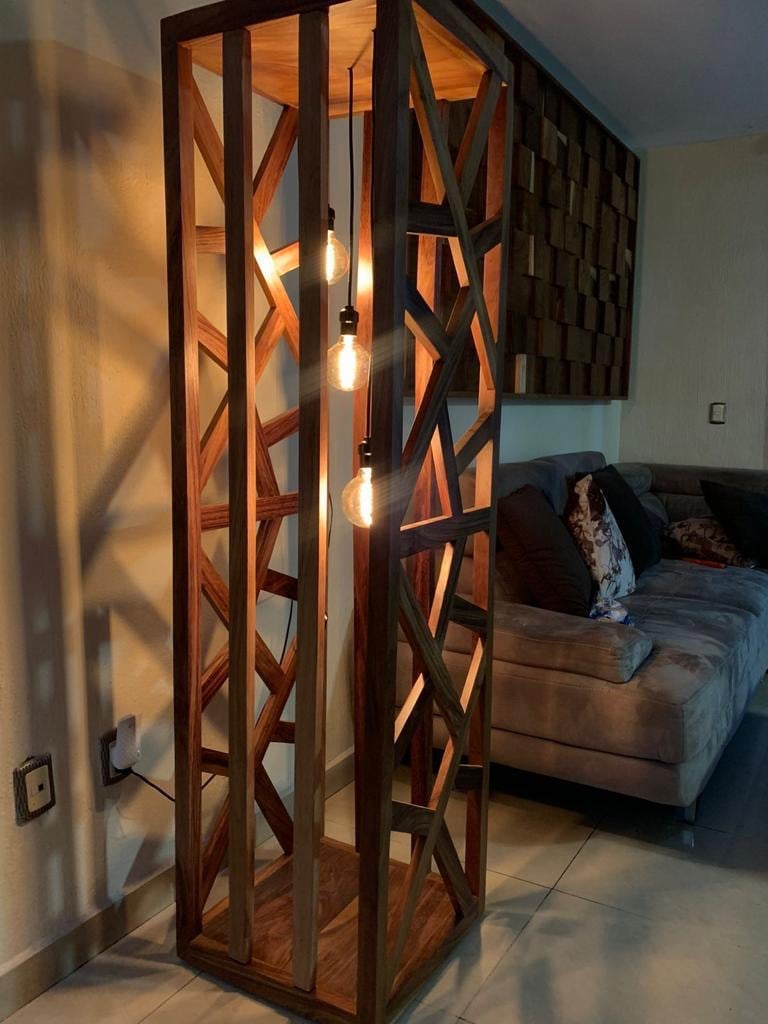 Lámpara de piso Torre Truss con estructura de parota y tres focos Edison