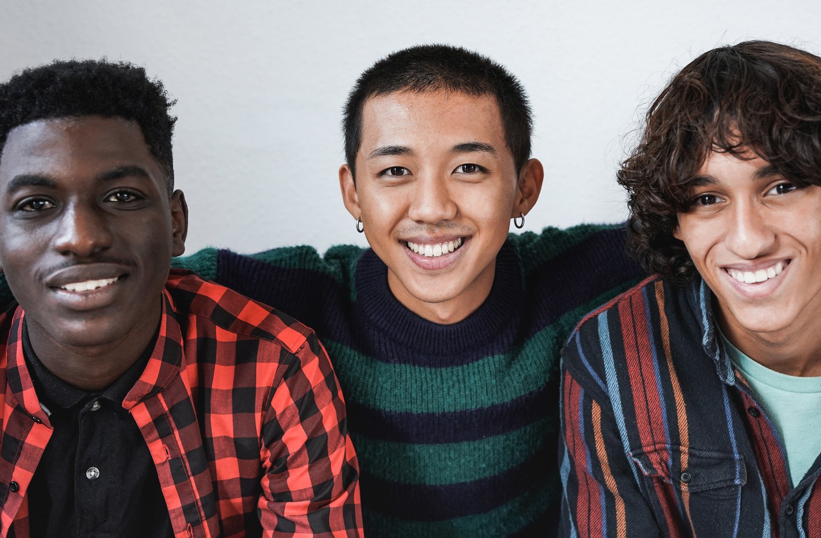 Portrait of young multiracial men looking and smilin on camera - Diverse millennial friends