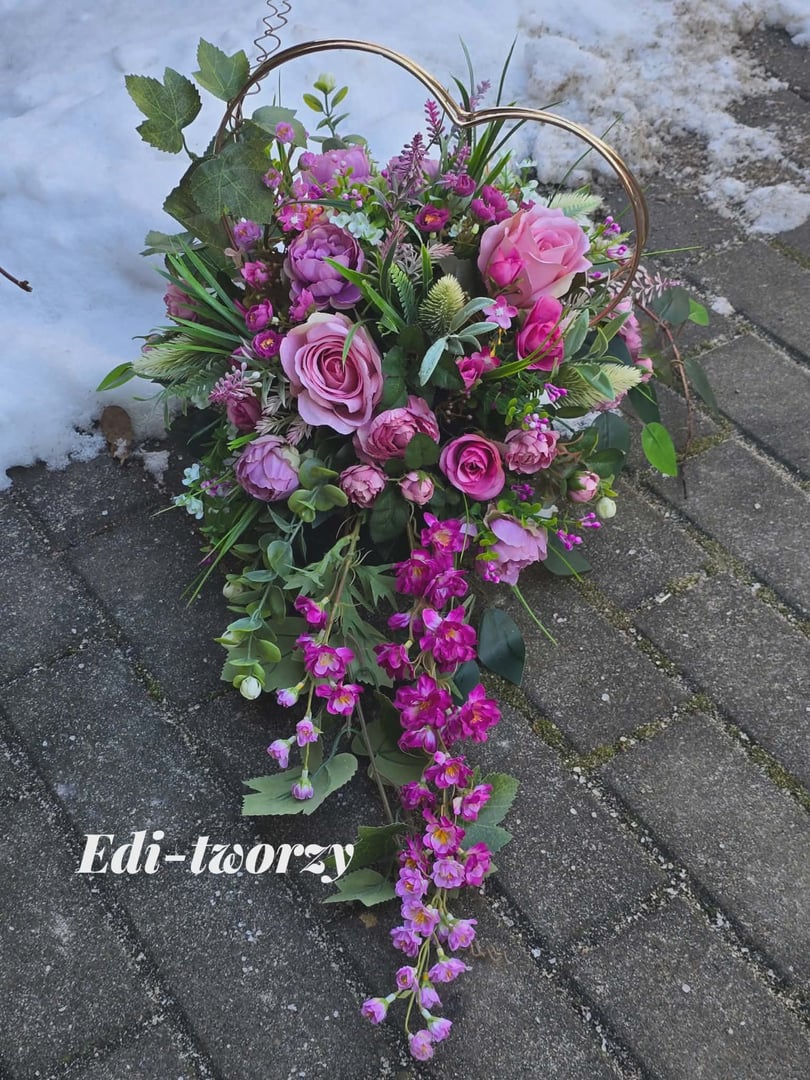 Kompozycja kwiatowa 200 zł