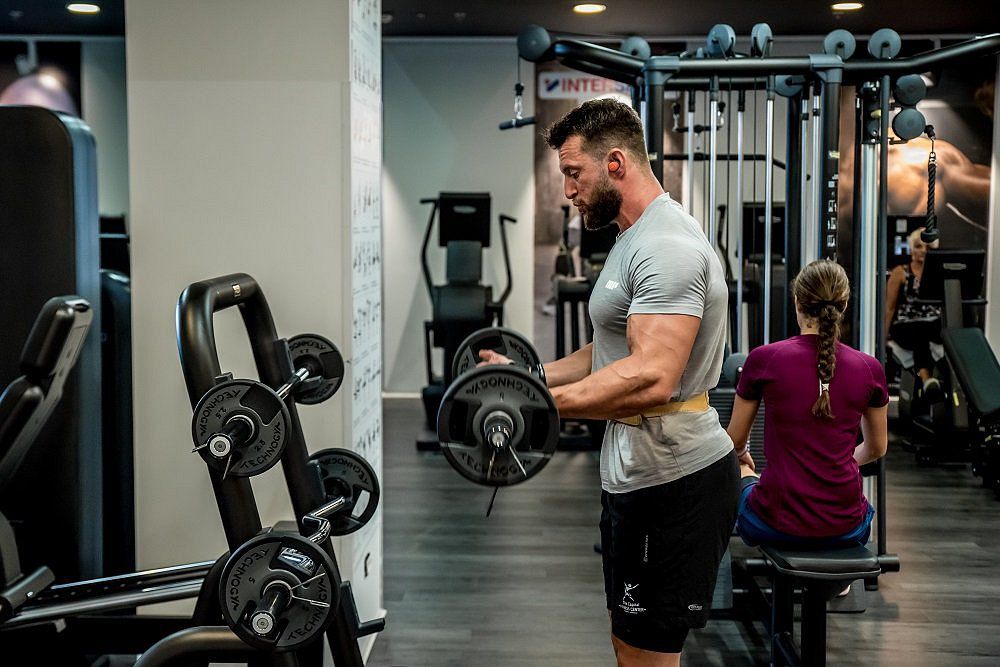 Interior de gimnasio moderno con equipamiento profesional