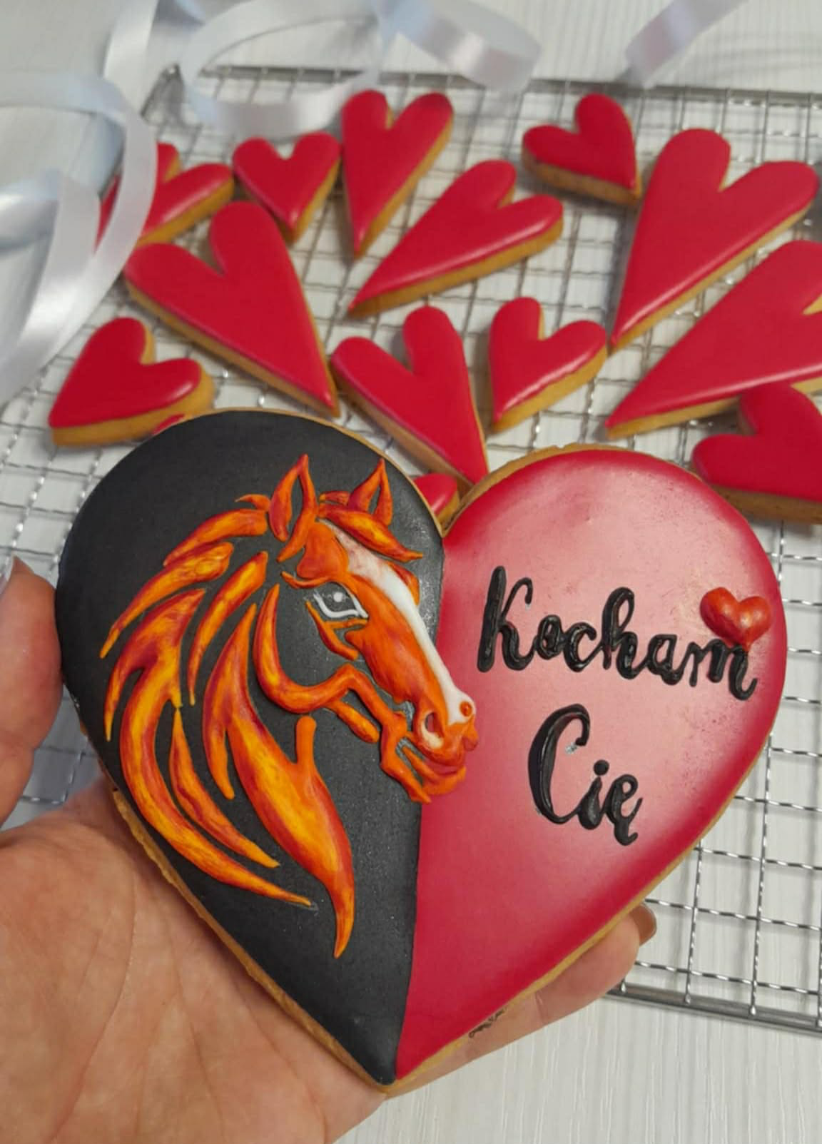 Czerwone serduszka piernikowe