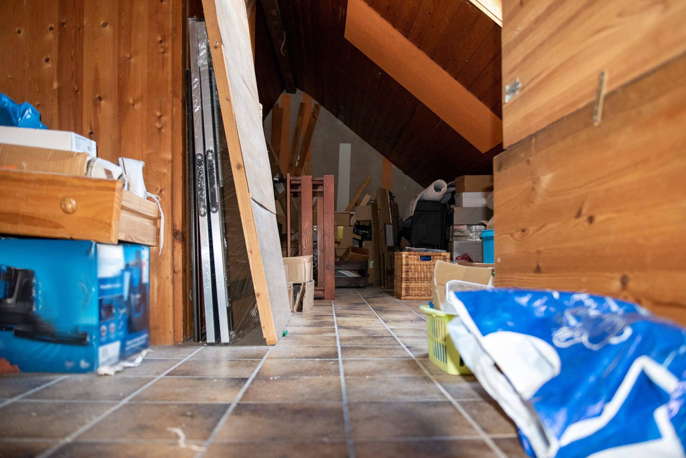 Vollgestellter Dachboden