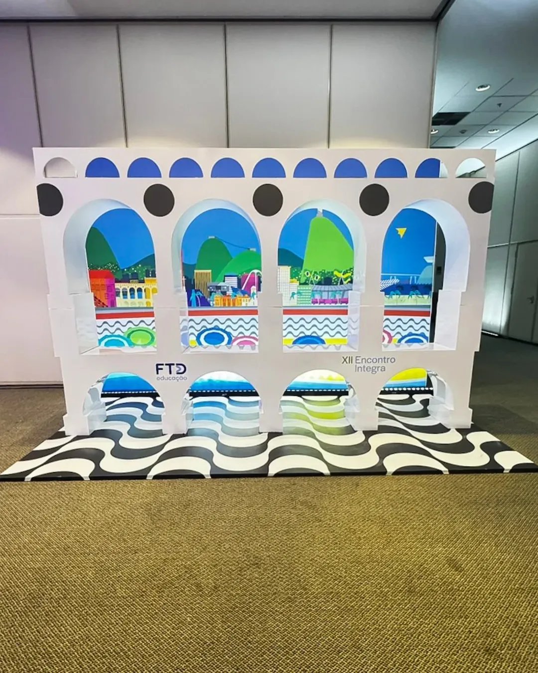 Backdrop para evento corporativo interno com reforço de identidade visual