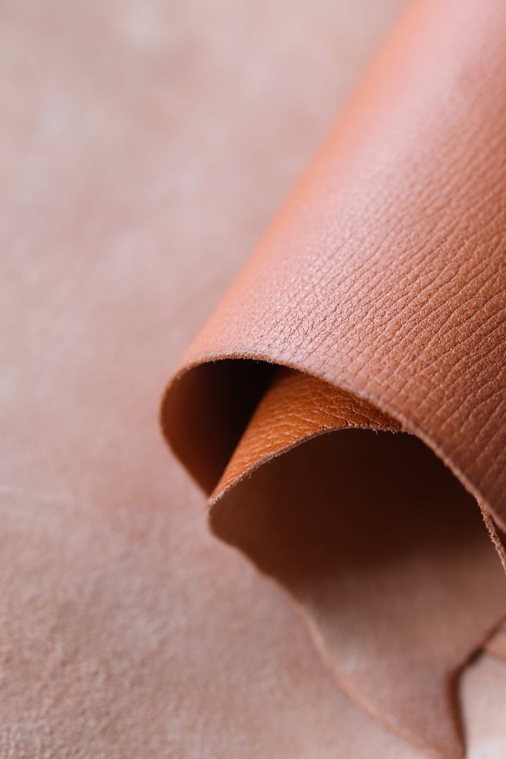 Hochwertiges Leder mit natürlicher Maserung