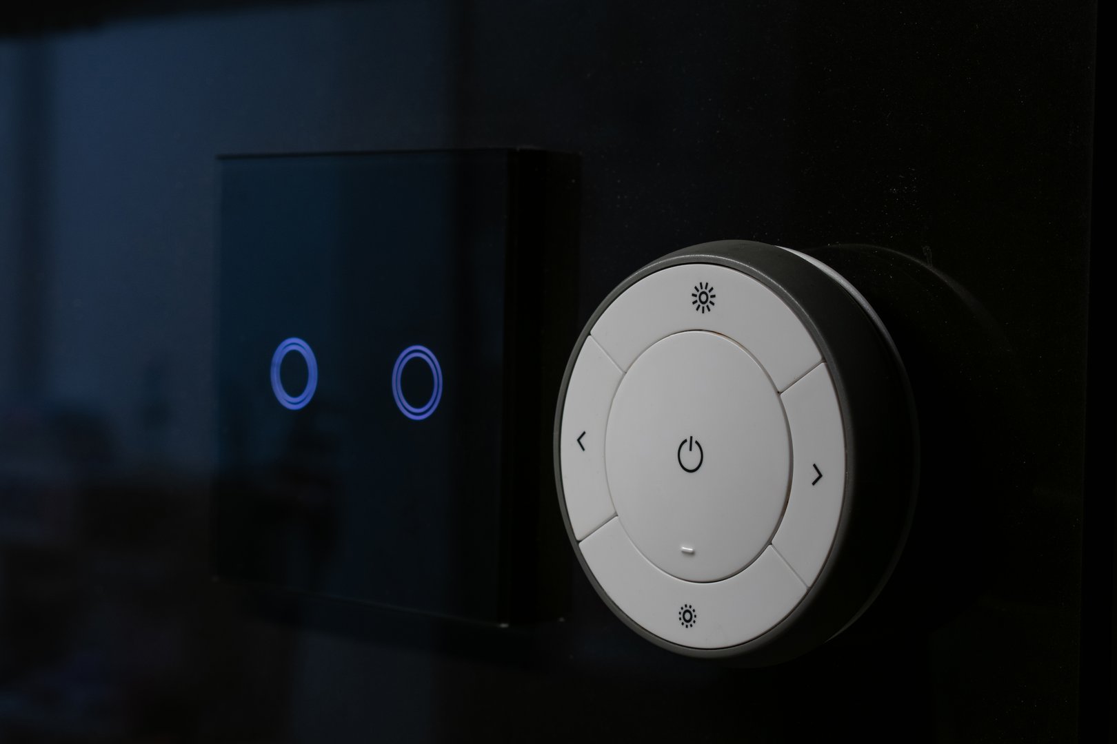 Touchless glass light switch for smart homes with LED indicators. Combines sleek design and advanced functionality for effortless, efficient control.