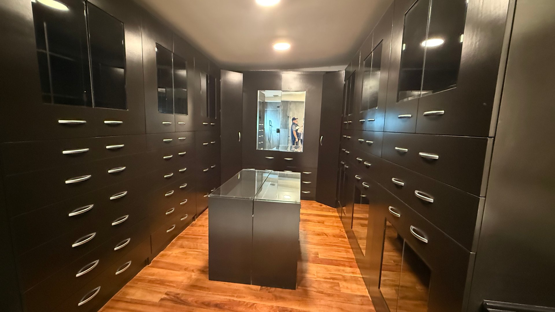 Walk-in closet con acabados de lujo