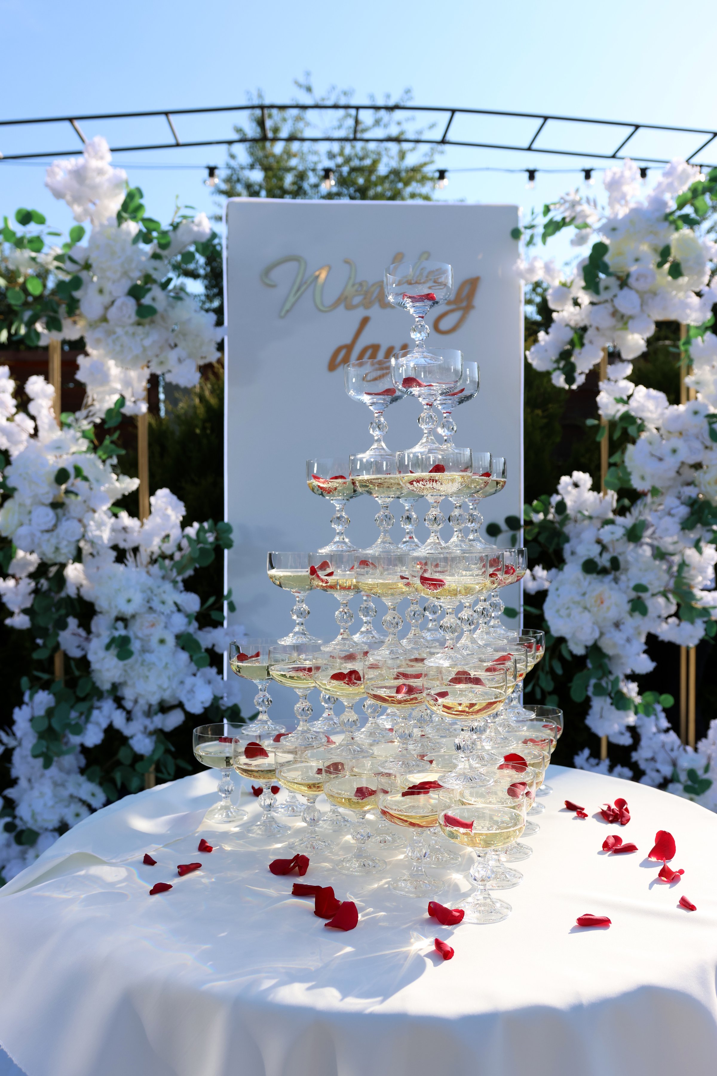 A pyramid of champagne glasses with ice. Festive reception.