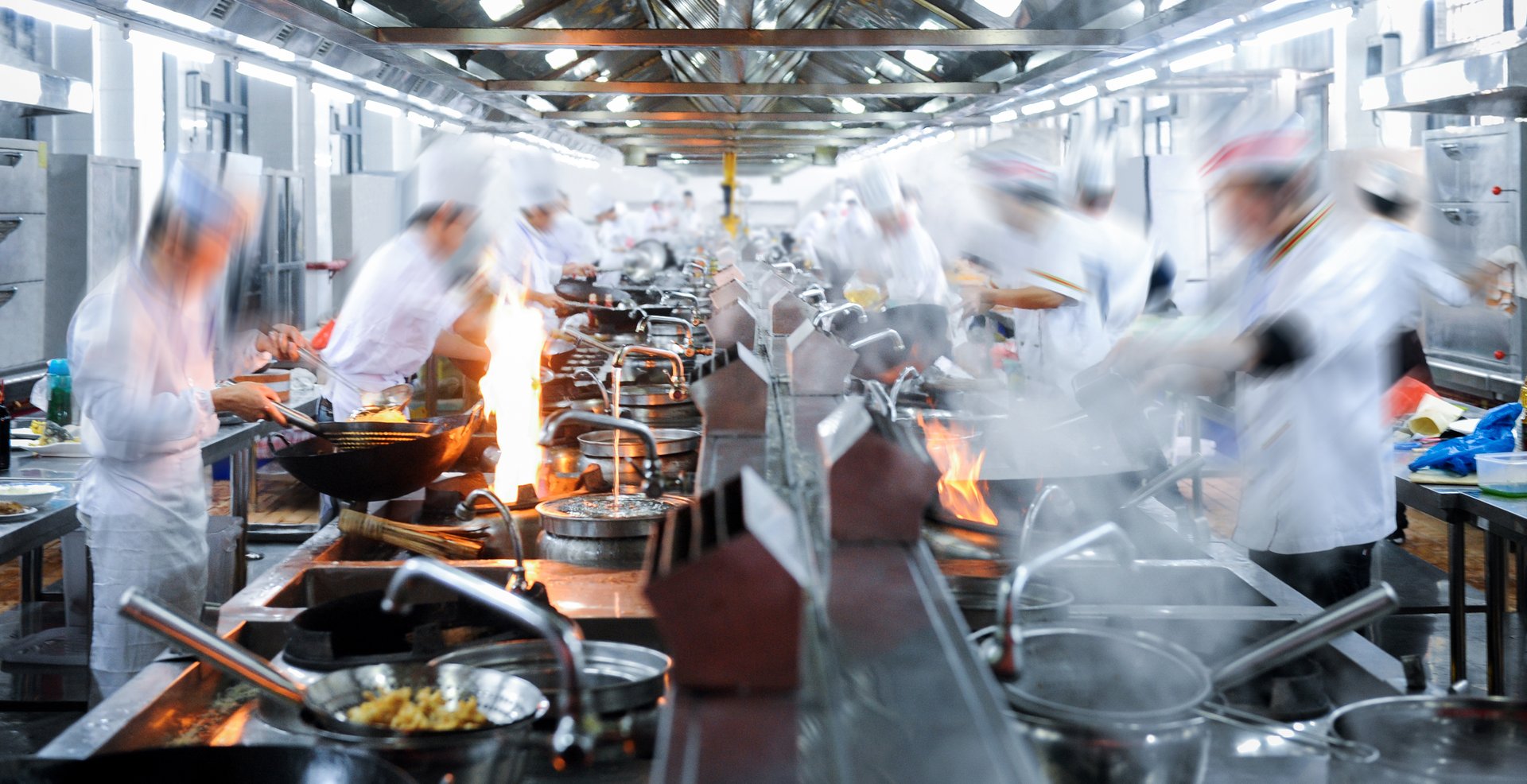 Chefs Trabajando Cocina Profesional - Equipos Personalizados Malevo Grills México