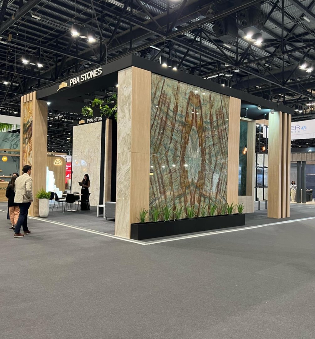 Stand fieristico moderno con illuminazione LED per azienda milanese settore tecnologico