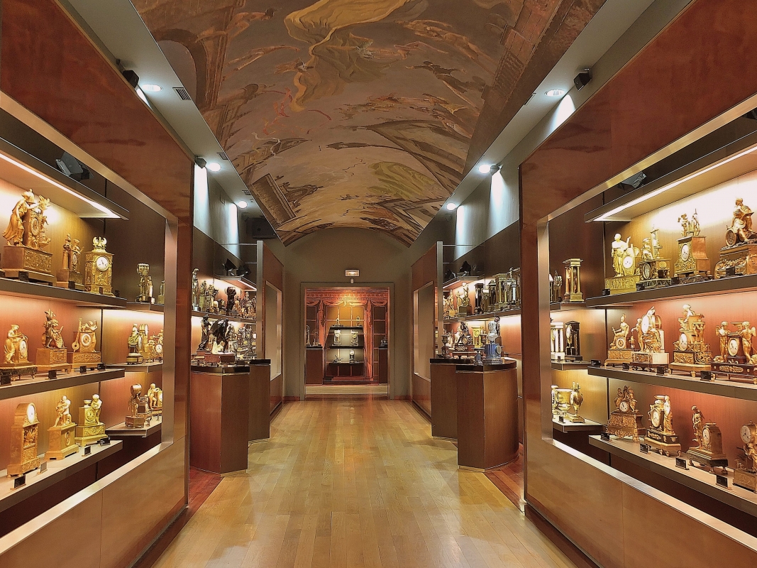 Interior del Palacio del Tiempo con su majestuosa arquitectura y colección de relojes