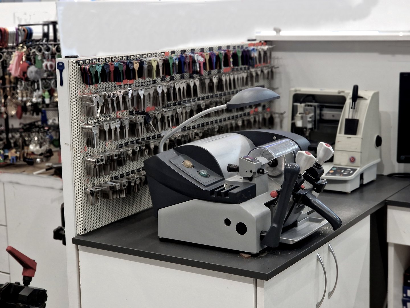 Semi-automatic machine for copying cylinder, double-sided box keys, car keys and cross keys. duplicate car or apartment keys while waiting in our locksmith shop