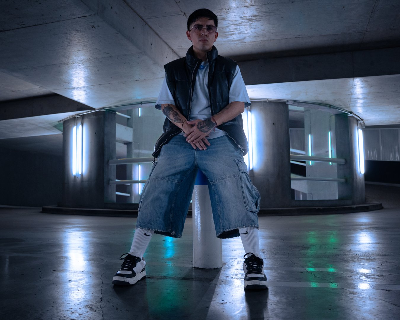 Retrato con tonos neutros y composición minimalista