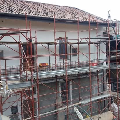 Costruzione villa moderna con ampio giardino