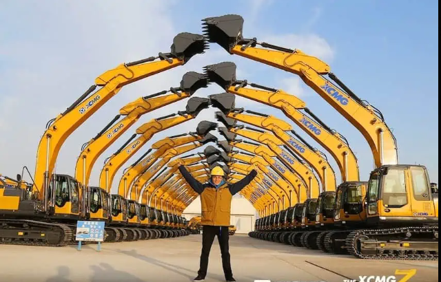 Maquinaria pesada XCMG en Nuevo León - Excavadoras amarillas alineadas para proyecto de construcción