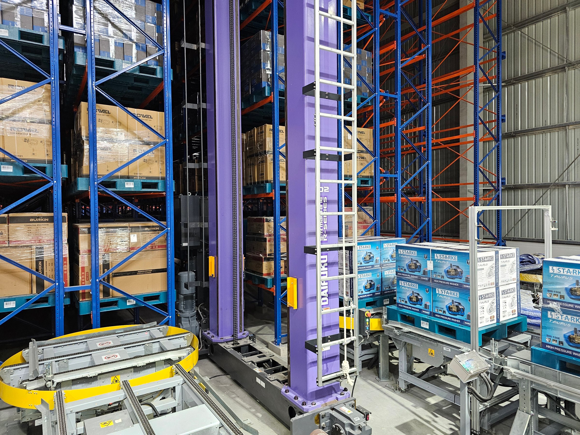 Warehouse storage system controlled by automatic system