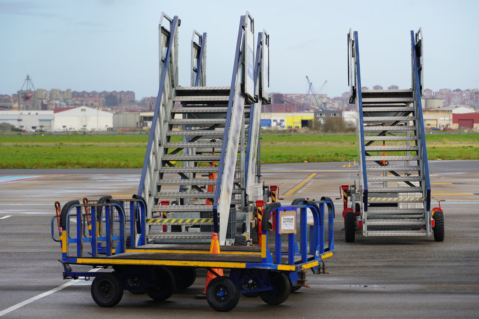 Escaleras de acceso a un avión en el aeropuerto internacional de Santander, en el norte de España