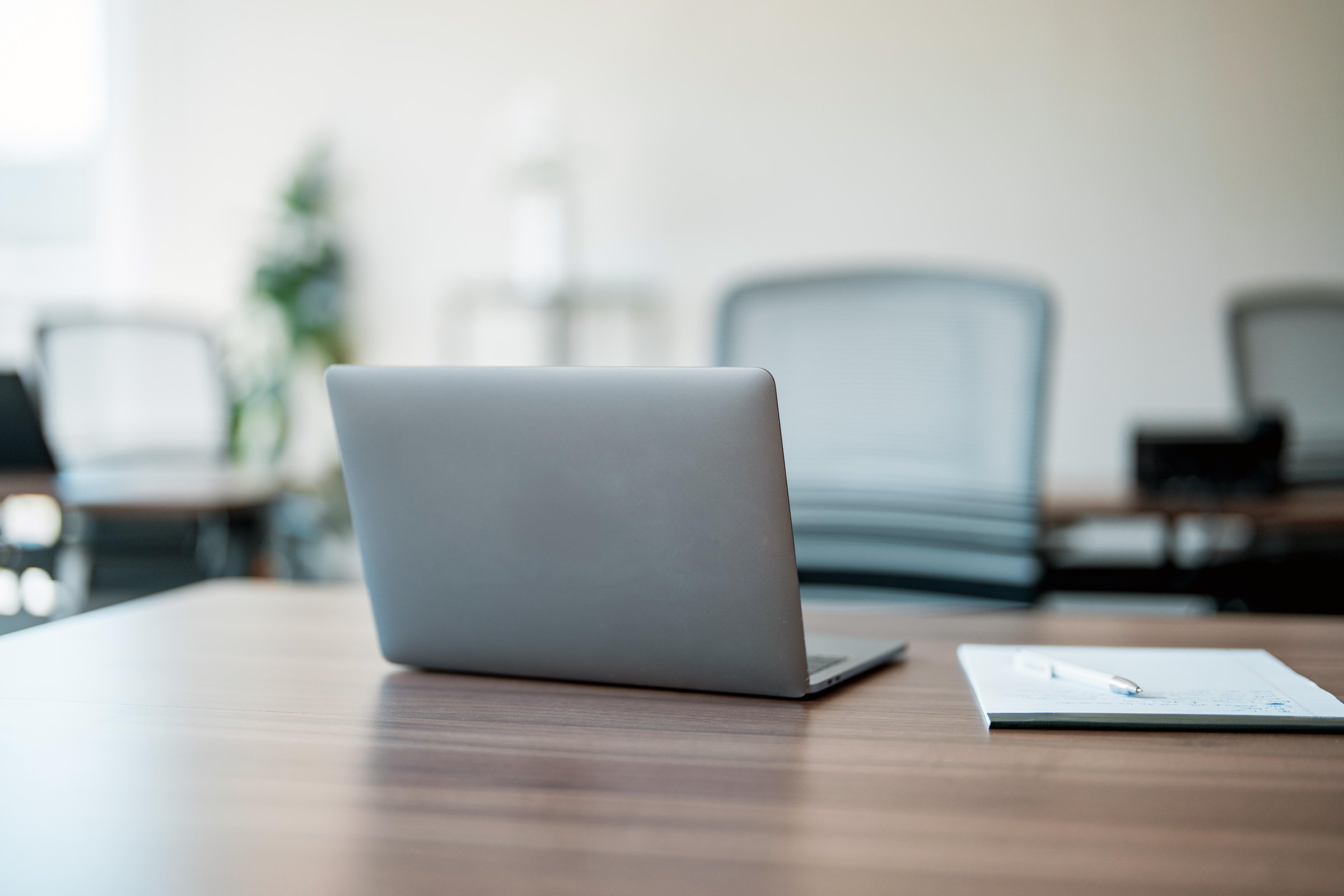 Laptop på ryddig skrivebord, profesjonell arbeidssituasjon