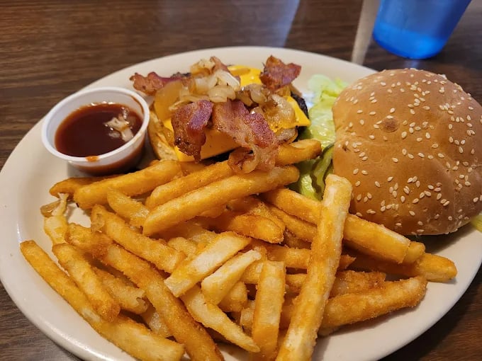 Mama Lou's Special Burger