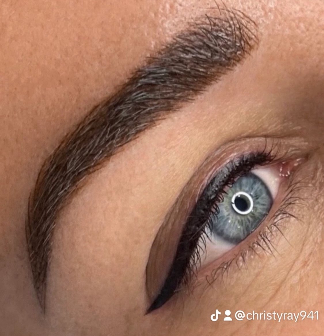 Expert technique for permanent makeup application on eyebrows