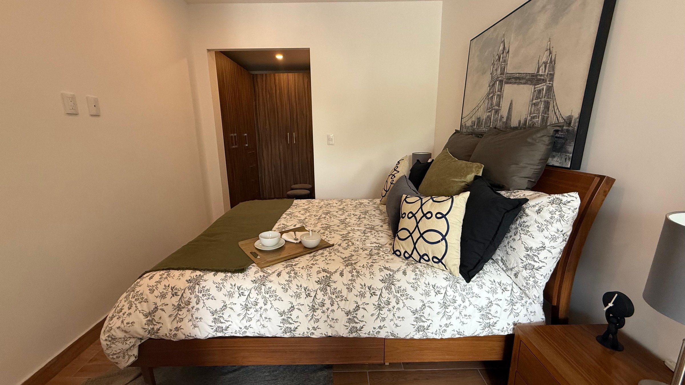 Closet amplio y organizado