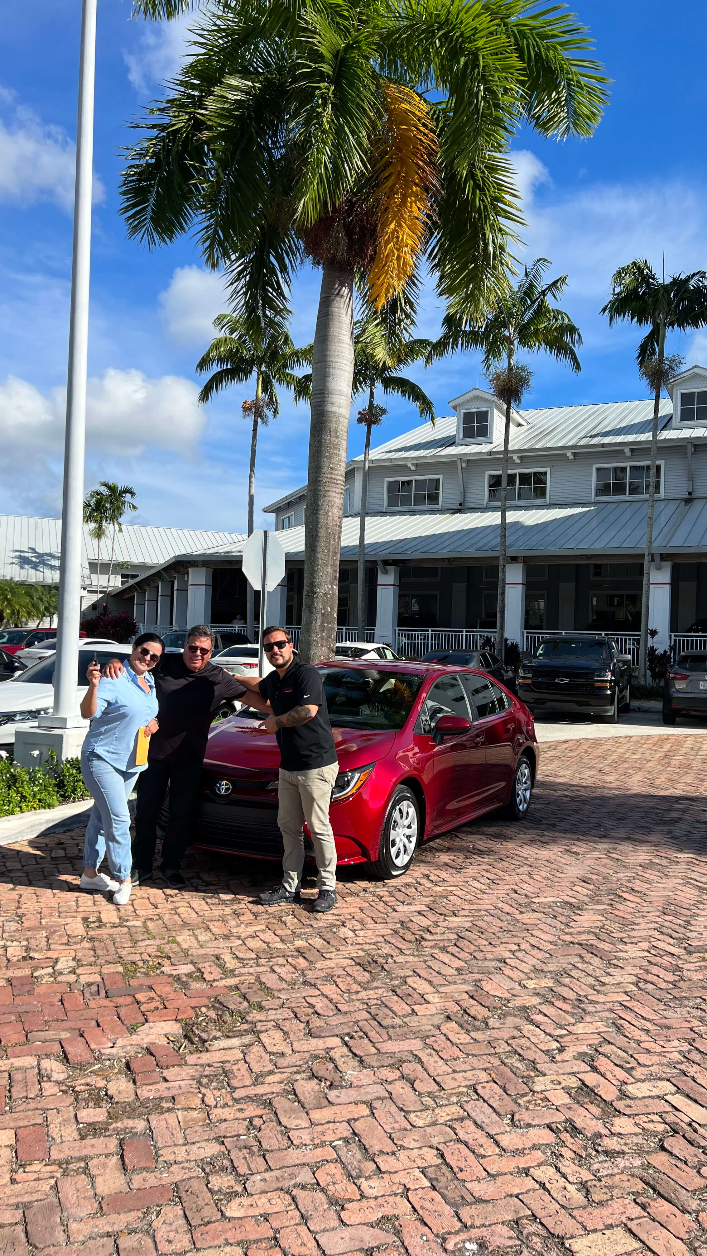 Entrega exitosa - cliente feliz con su auto nuevo