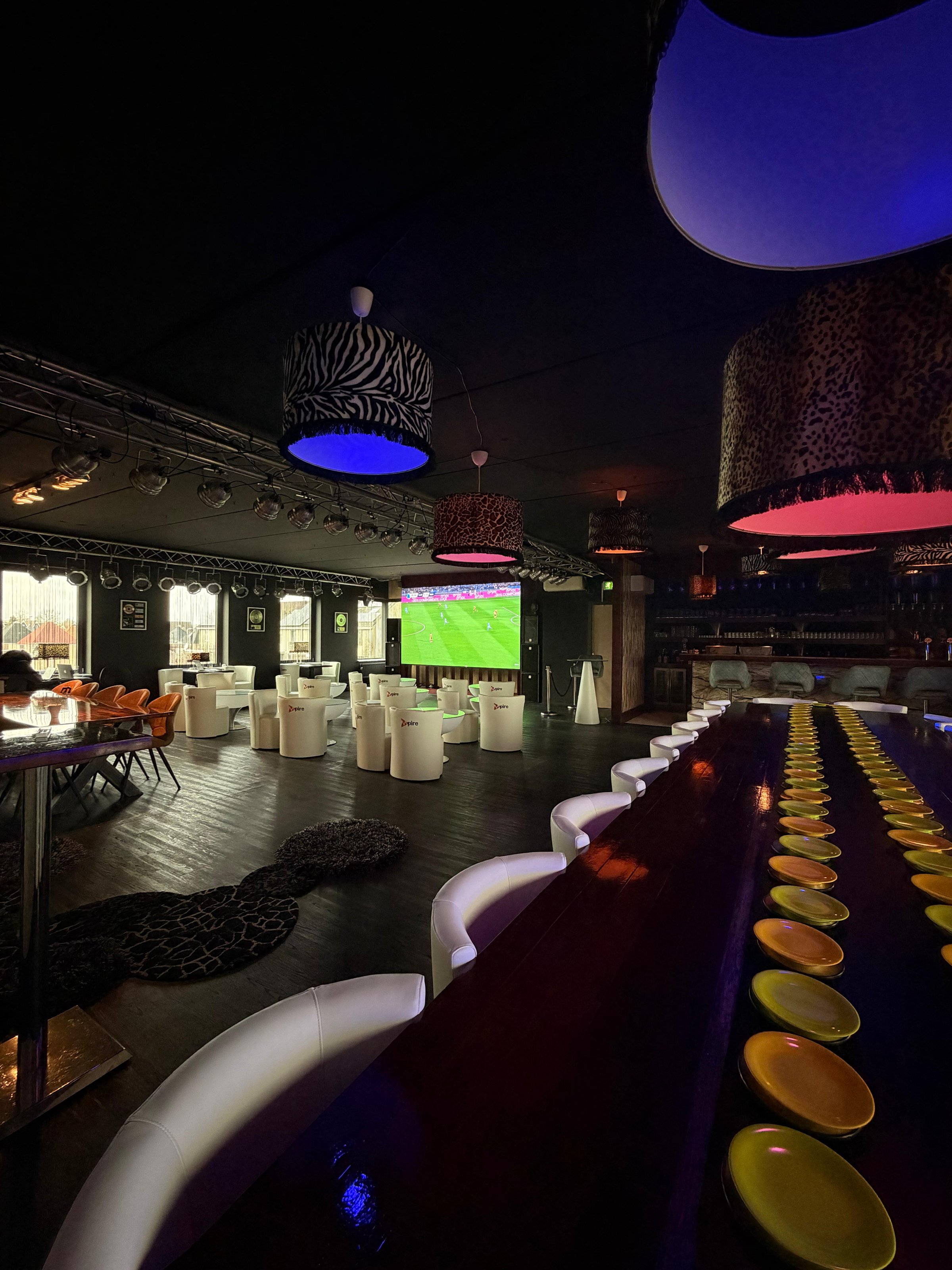 NOIR Hub Match Night zaal met groot LED scherm en gezellige lounge seating