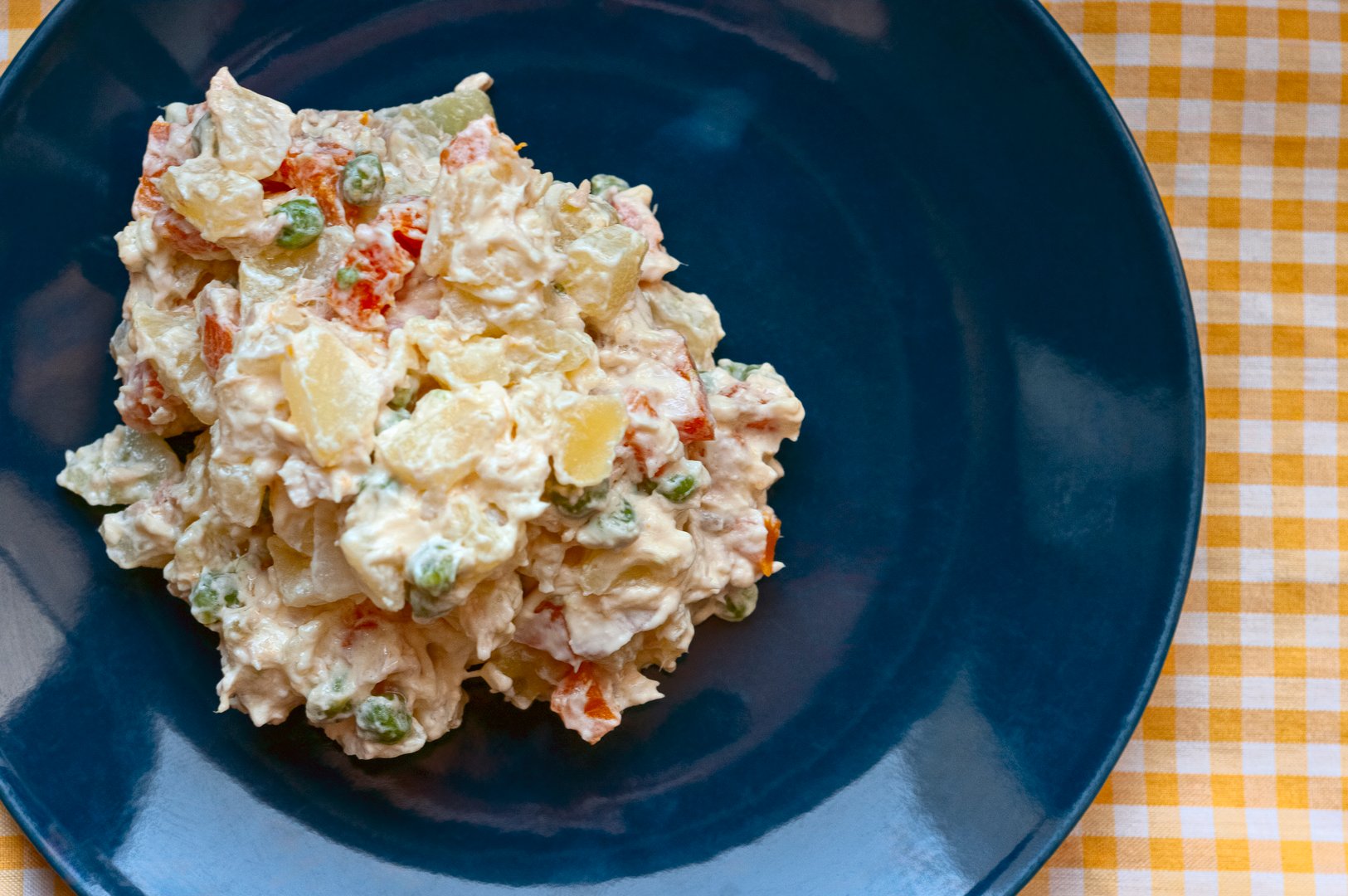 Salad with potatoes, carrots, tuna, peas, eggs, mayonnaise, salt and pepper.