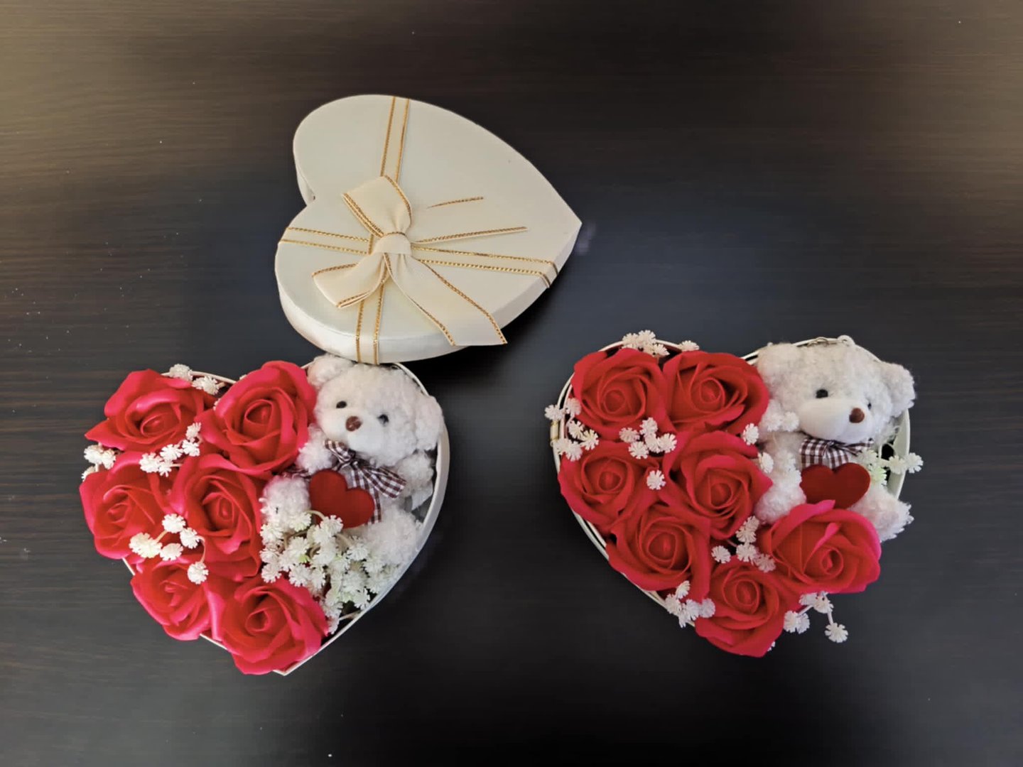 Romantyczny zestaw z róż mydlanych z breloczkiem misiem
