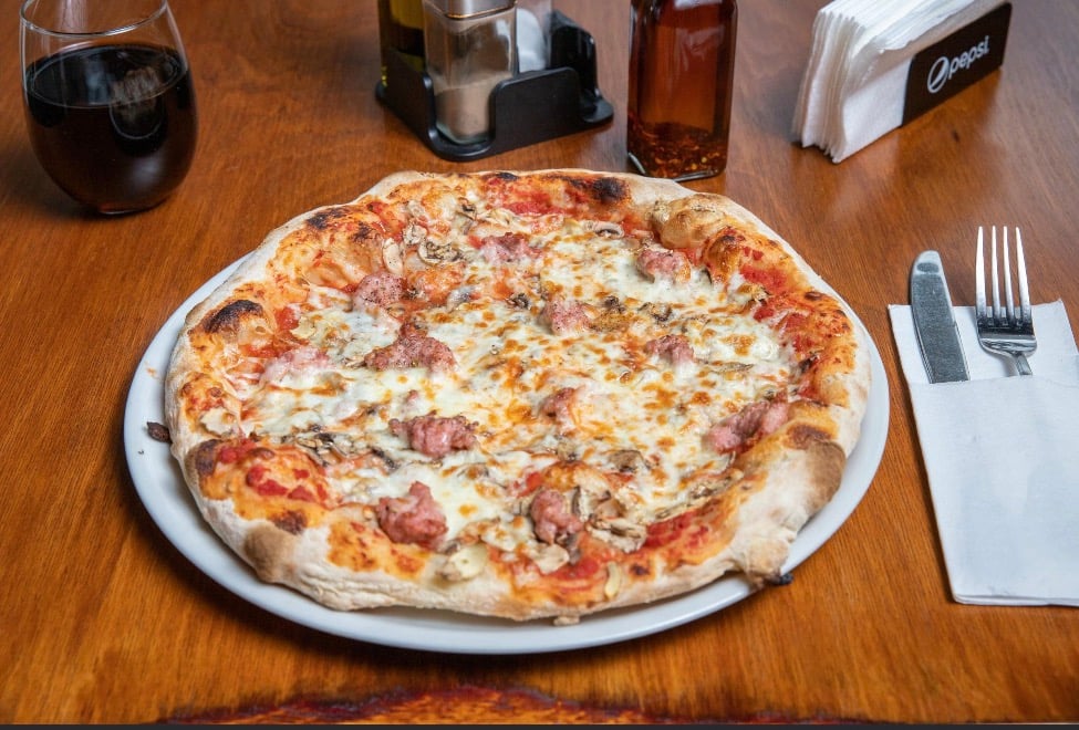 Pizza Funghi e Salsiccia la Tavă