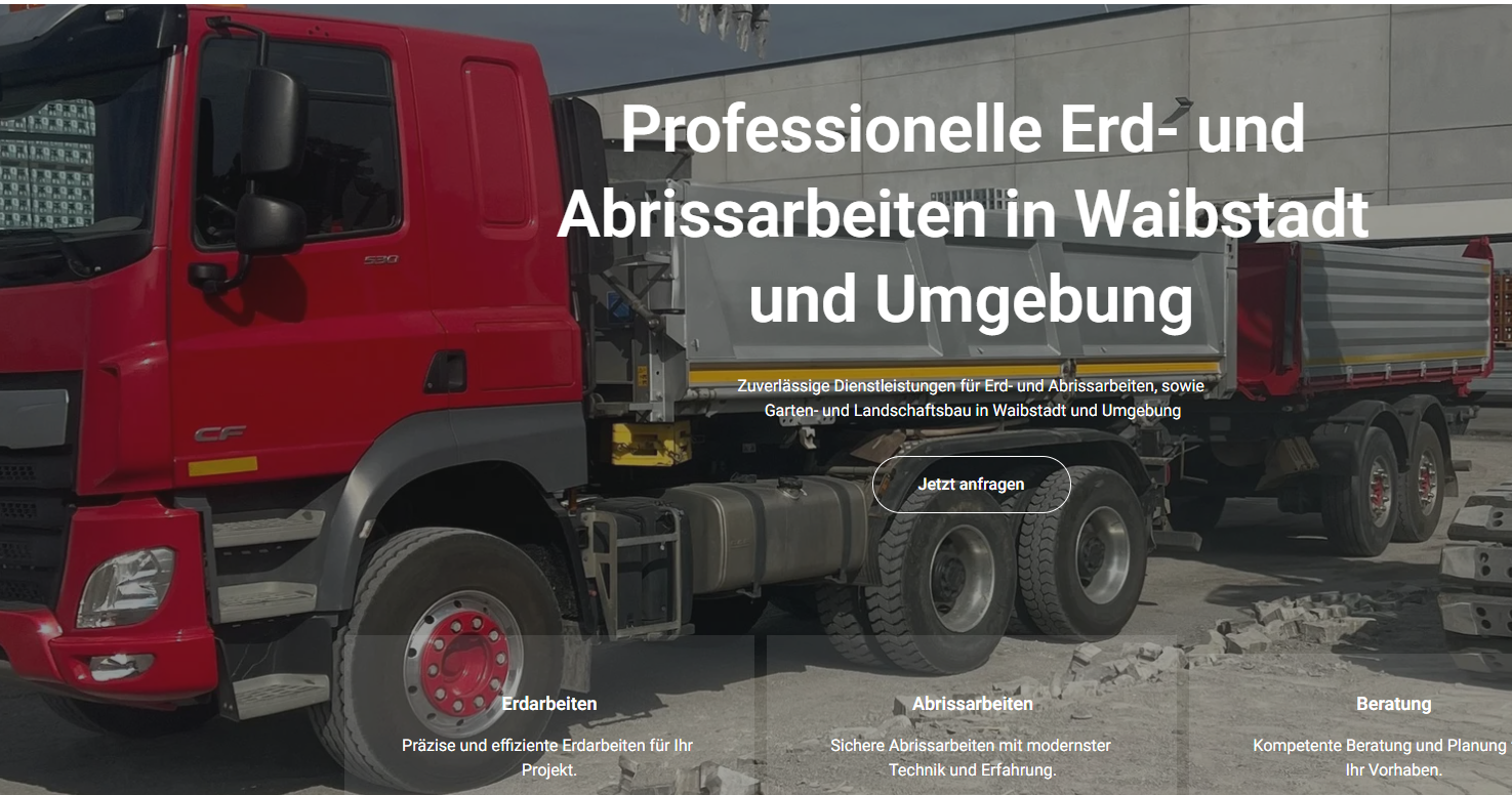 Roter LKW mit Sattelanhänger