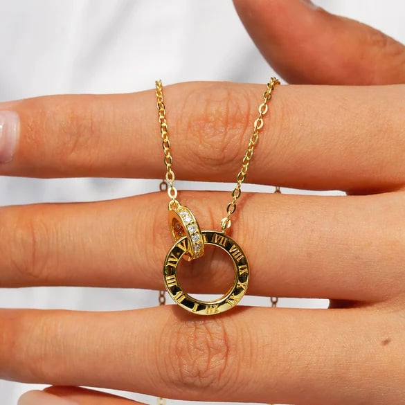 Collier pendentif argent femme avec fleur sertie de diamants et motif chiffres romains plaqué or K