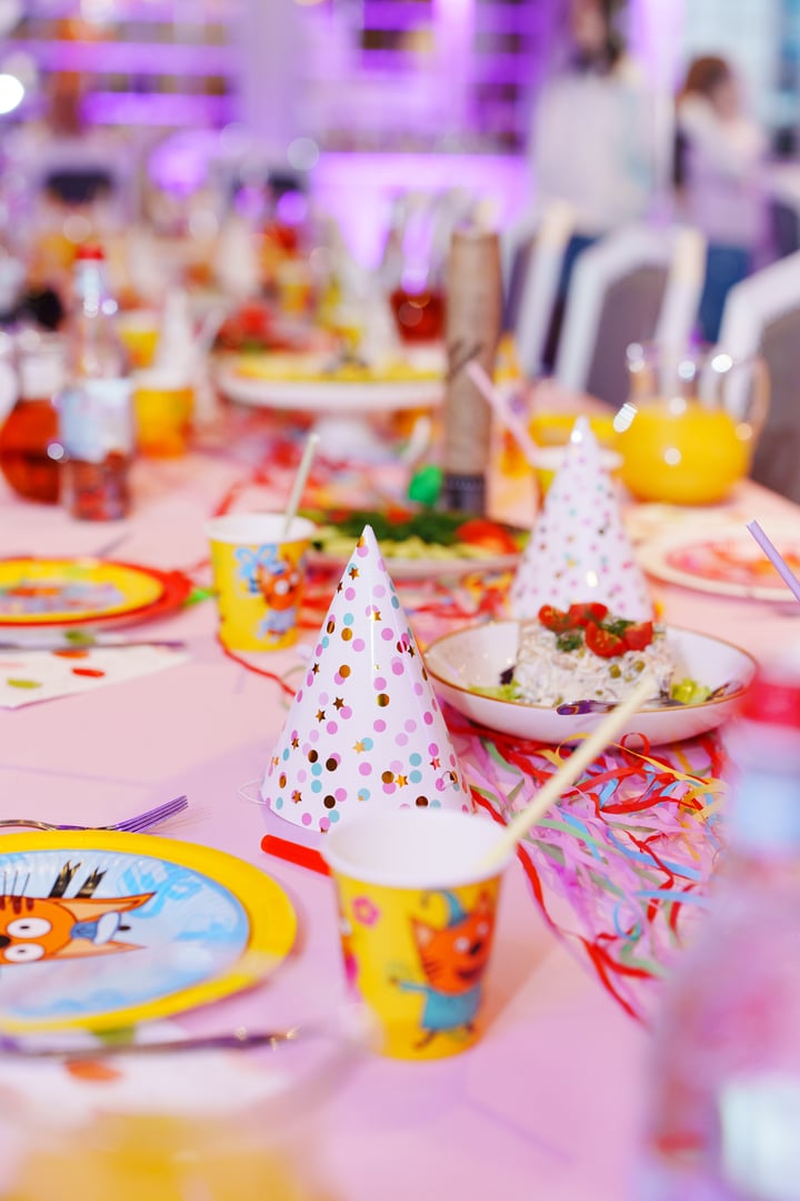 Διακόσμηση τραπεζιού σε παιδικό πάρτι με σνακ και ποτά