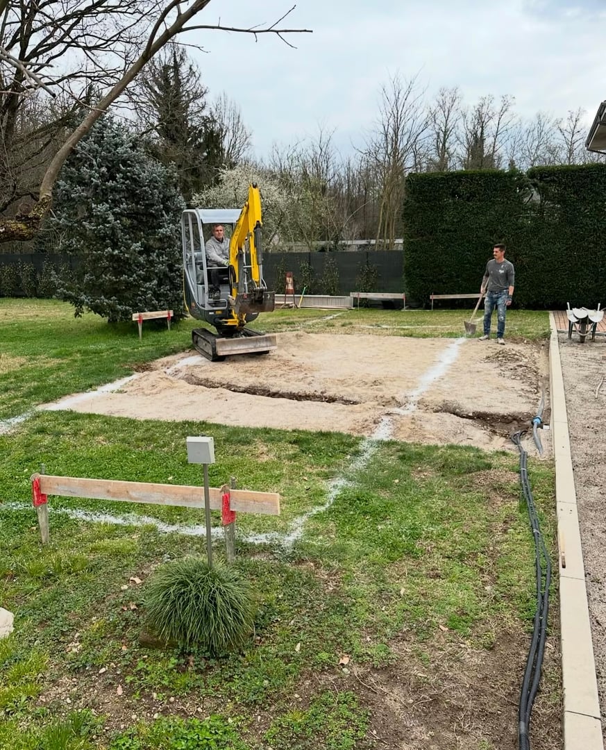 Piscina moderna completata - Vista laterale