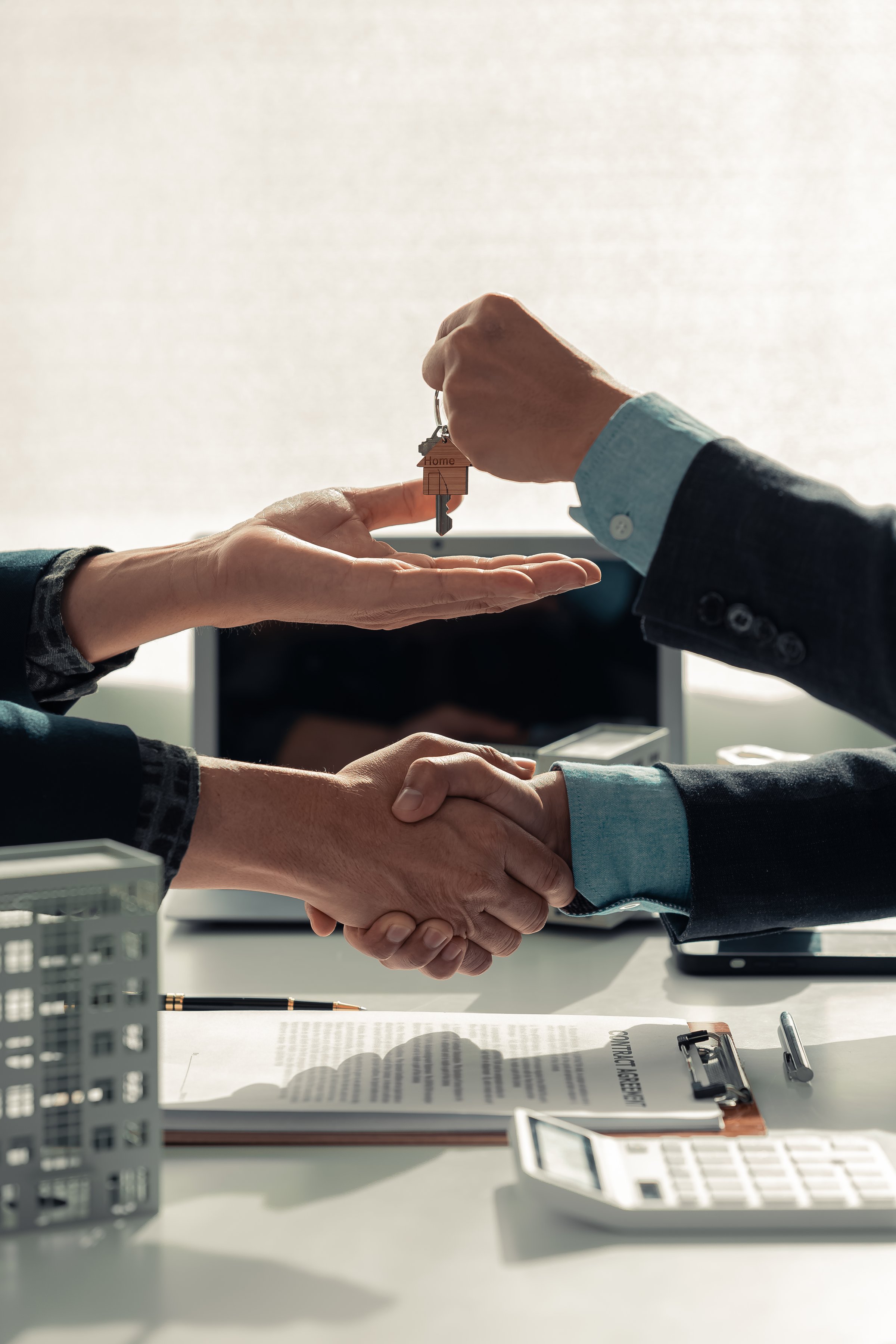 Real estate agent delivers keys and customers sign sales contracts and provides advice on house and real estate purchase contracts, calculates house purchase rates, and delivers keys.