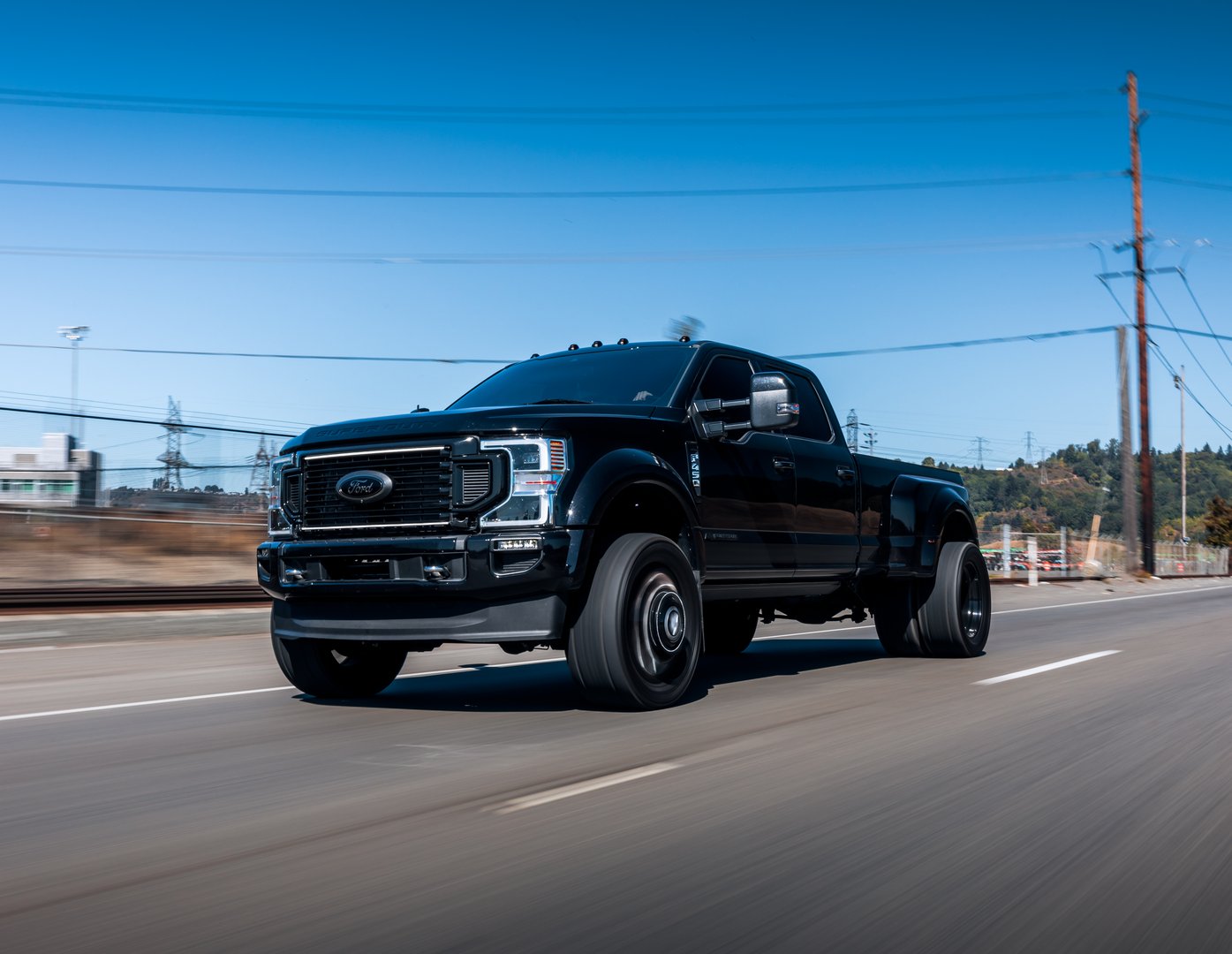 Seattle, WA, USA 17 de septiembre de 2023 Ford F450 negro conduciendo en la autopista mostrando el frente de la camioneta