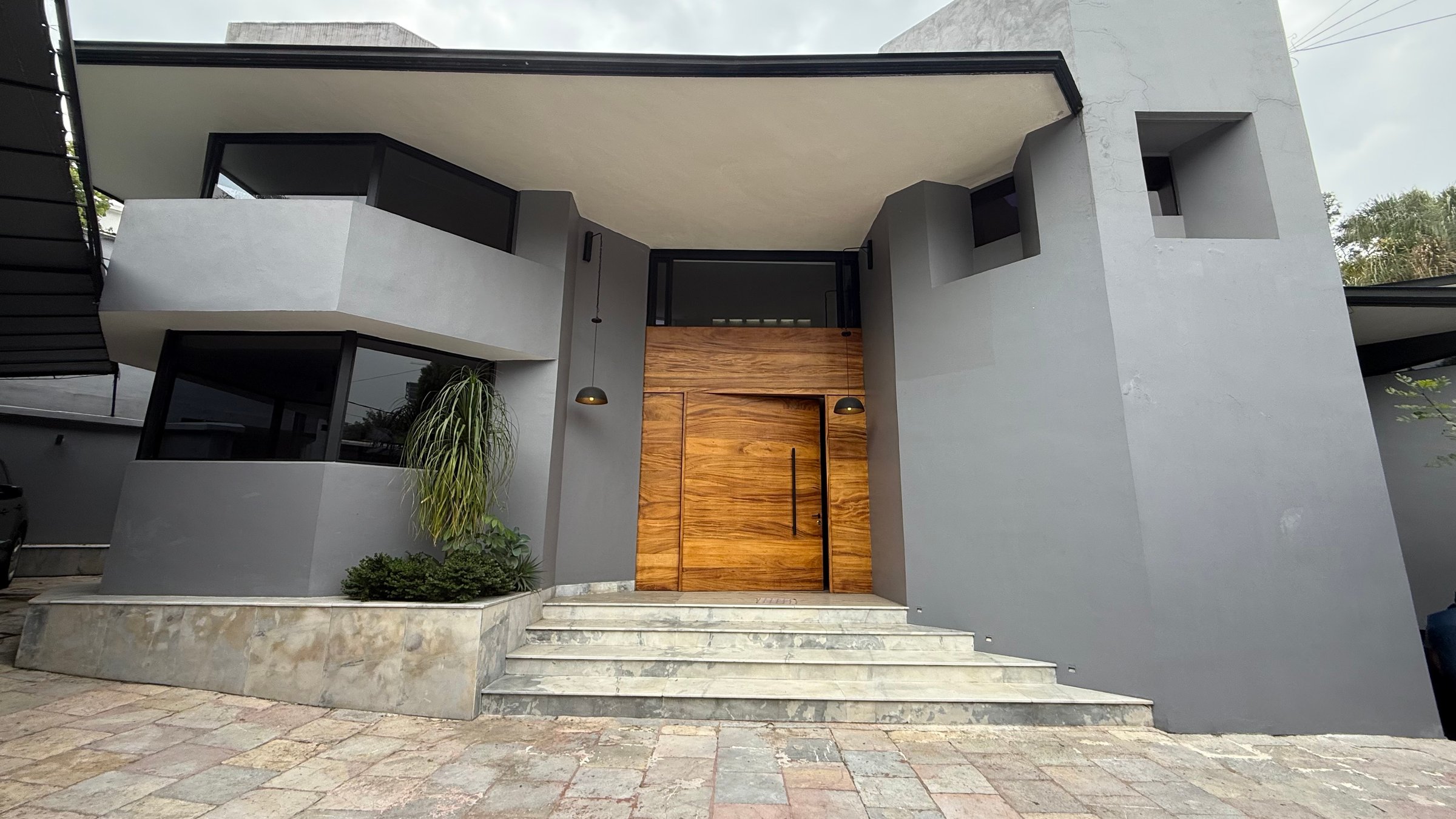 Entrada principal de la residencia de lujo