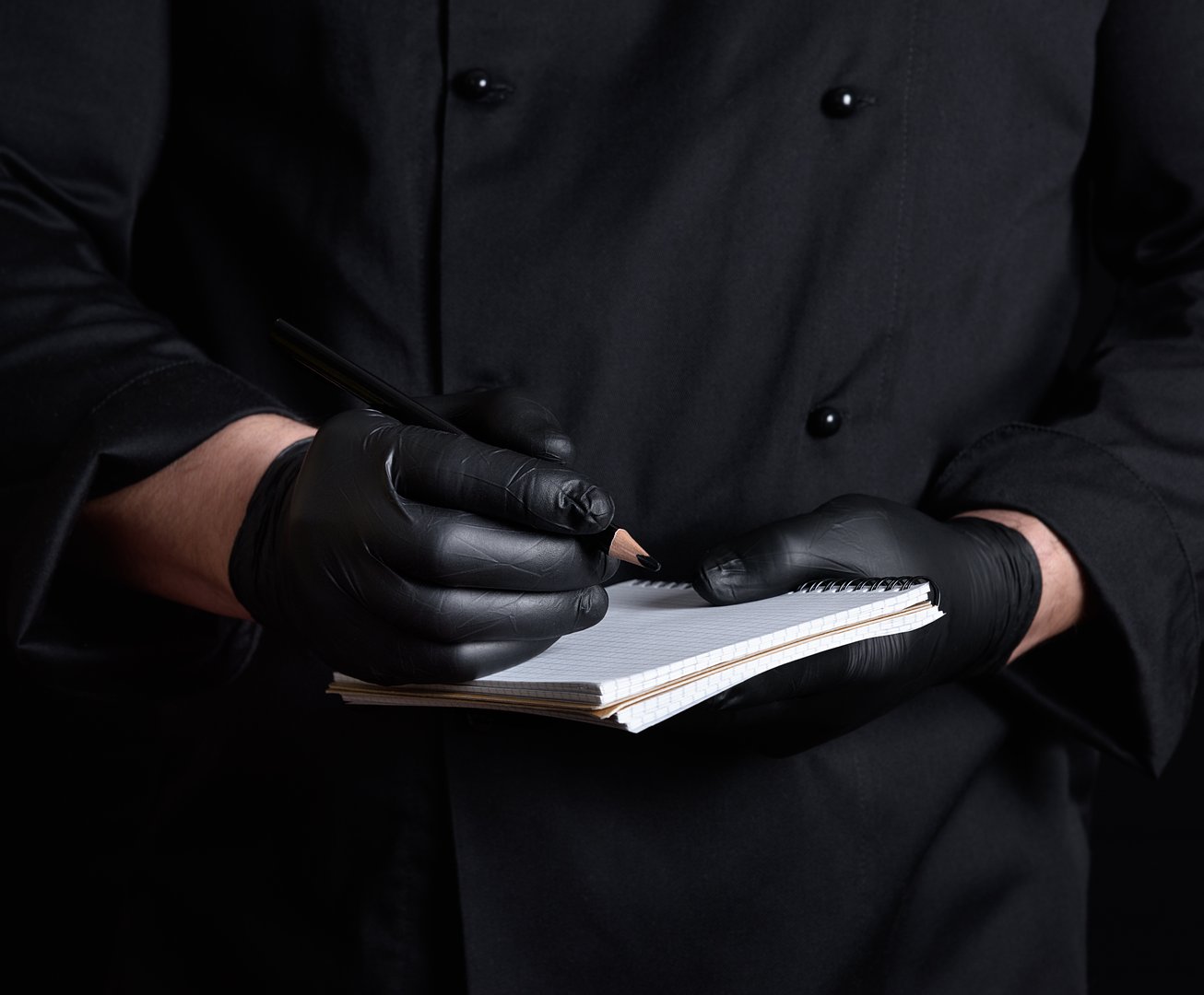 Profesional con guantes de nitrilo examinando producto de calidad