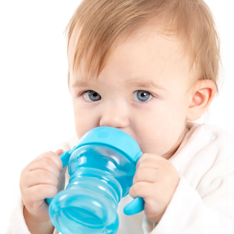 Bebé tomando agua