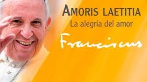 Image of a man in white with the text Amoris Laetitia La alegría del amor Franciscus, set against an orange background.