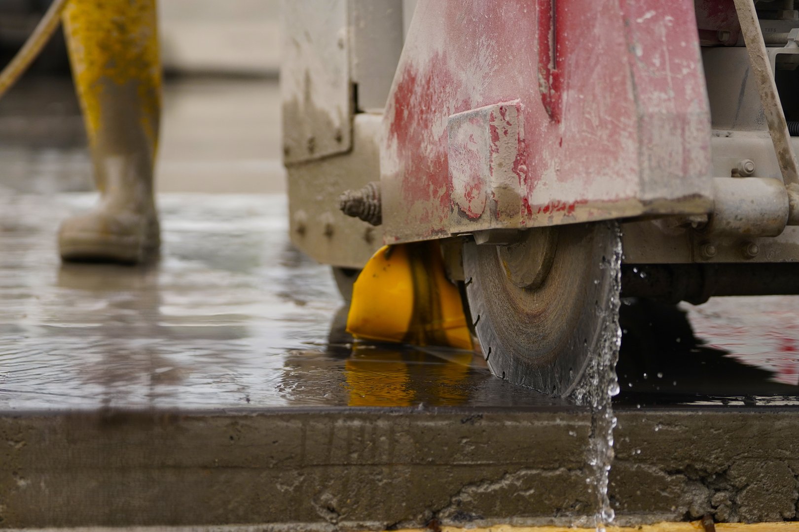 Industrieel vloerzagen van beton met diamanten zaag