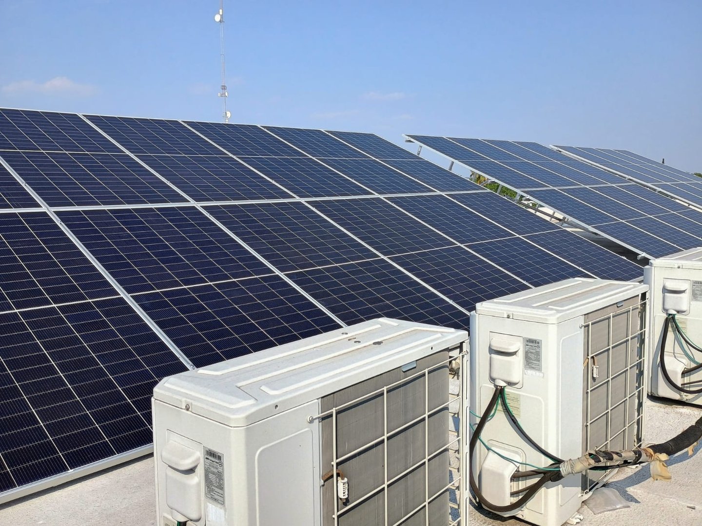 Instalación industrial de paneles solares KYNTRA en complejo empresarial