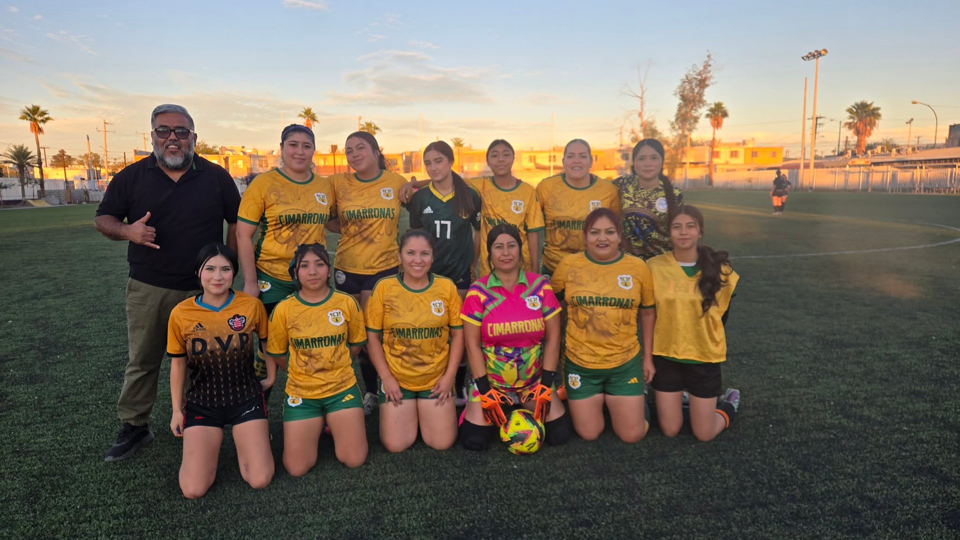 Equipo Liga Universitaria - jugadoras reunidas