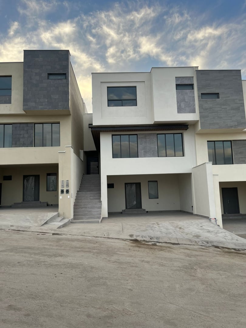 Entrada casa muestra Alcázar Residencial