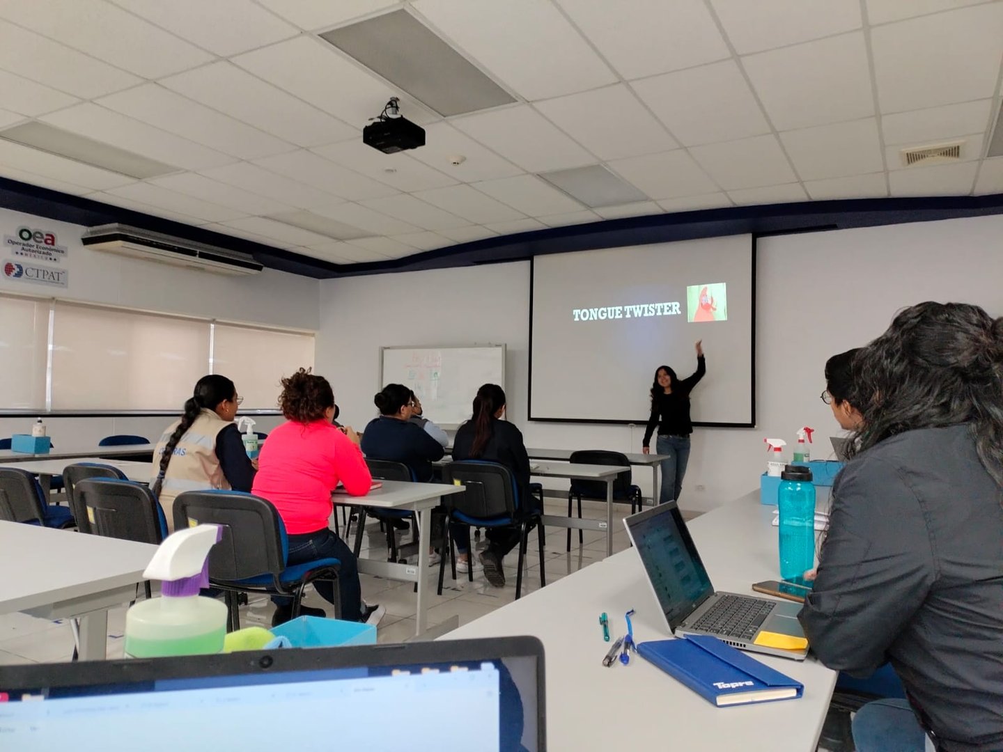 La Lic. Martha dando clase de inglés en High Performance English