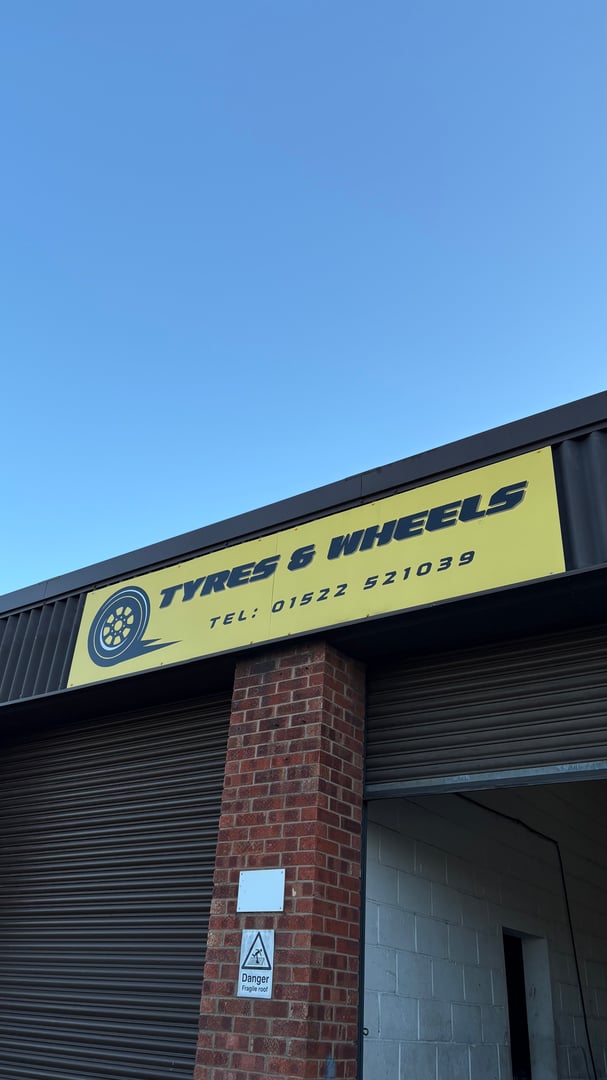 Tyres and wheels mobile display