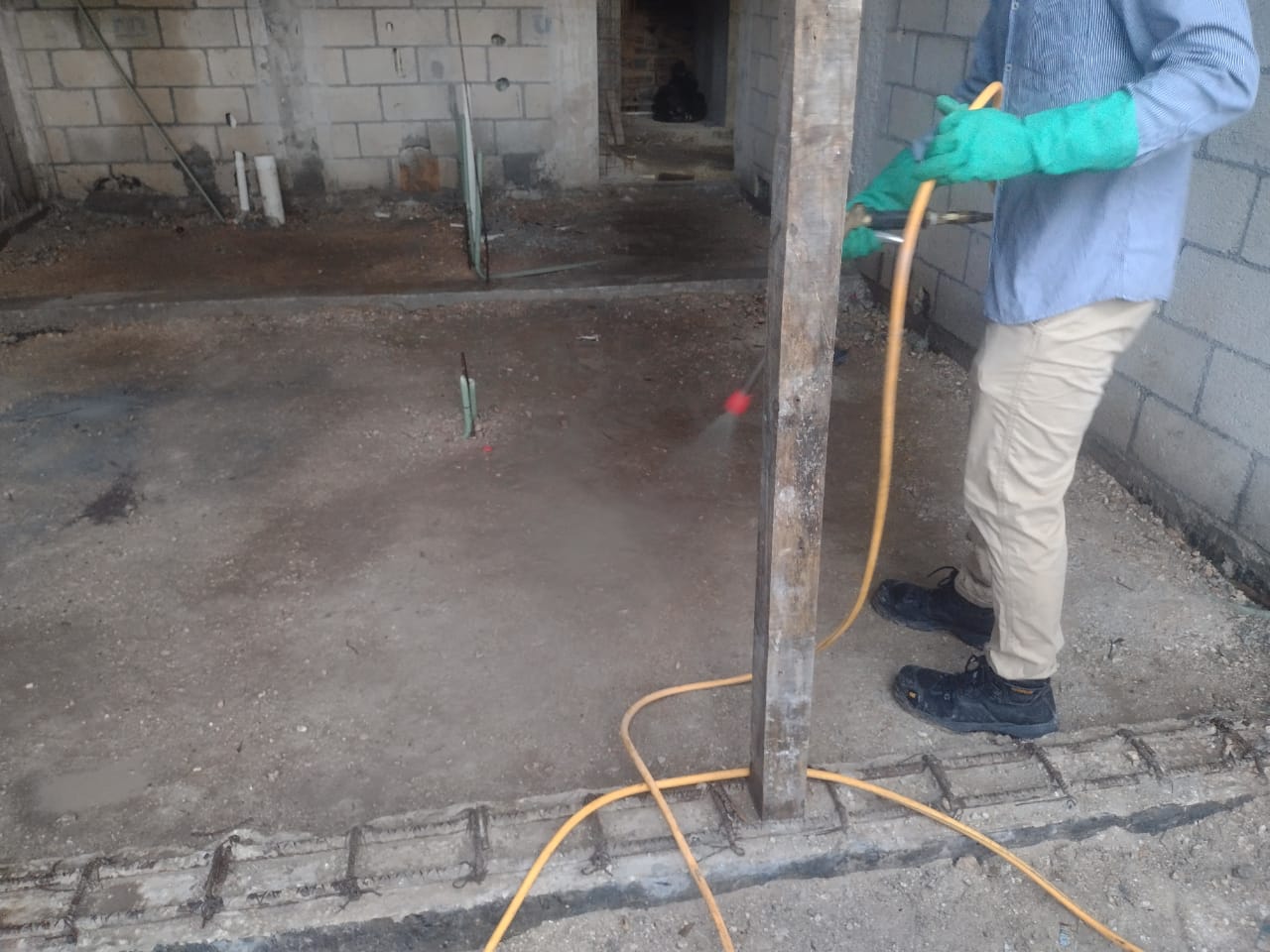 Técnicos de Chau Termitas aplicando tratamiento en pre-construcción